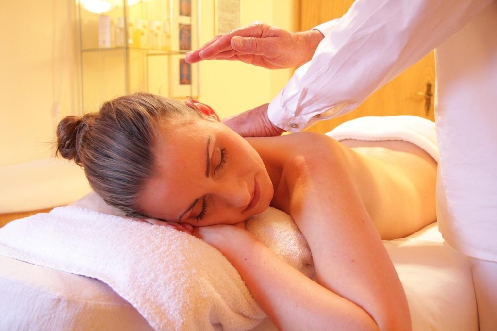 Illustratie van massagetechniek waarin de wetenschap achter massages wordt getoond met focus op bloedcircculatie en spiervers