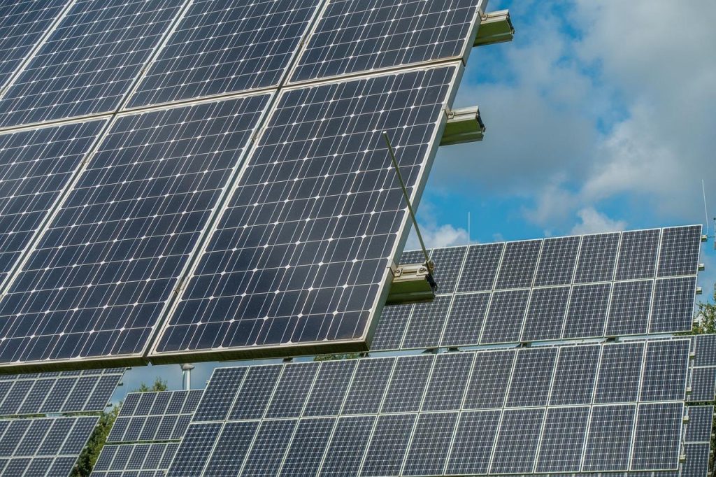 Zonnepanelen geïnstalleerd op een dak in Flevoland met uitzicht op polderland en open velden