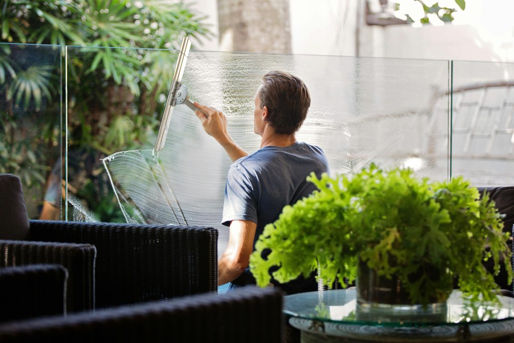 Professionele glazenwasser reinigt ramen met hoogwaardige producten voor glasheldere en streepvrije resultaten