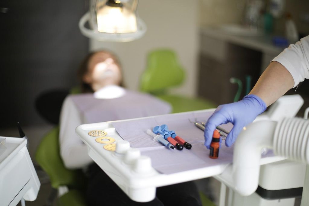 Tandarts in Zaanstad die moderne behandelingen aanbiedt in een comfortabele praktijkruimte met vriendelijk personeel