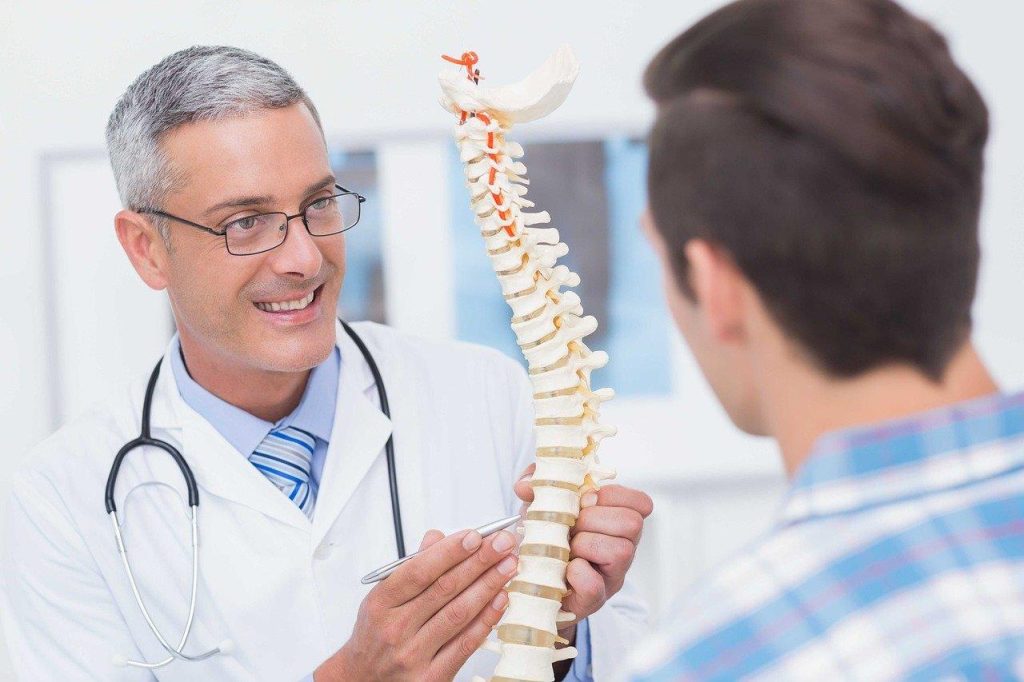 Visuele uitleg van het verschil tussen hernia en ischias, met anatomische illustratie van zenuwcompressie en pijnuitstraling