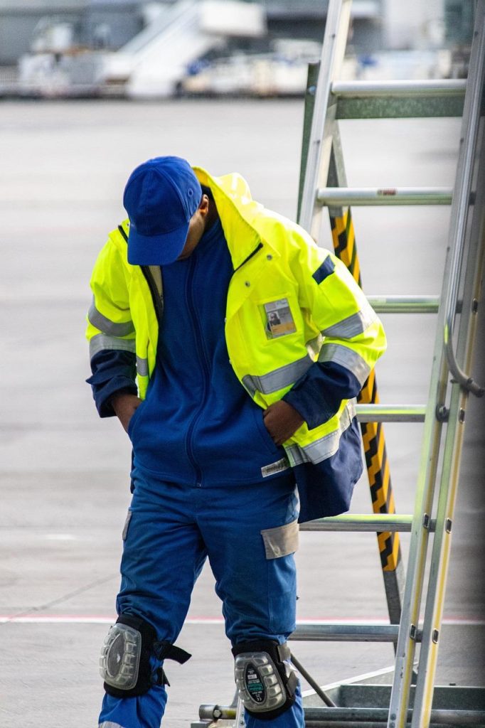 Professionele werkkleding selectie in Groningen met veiligheidsuitrusting en beschermende kledingstukken