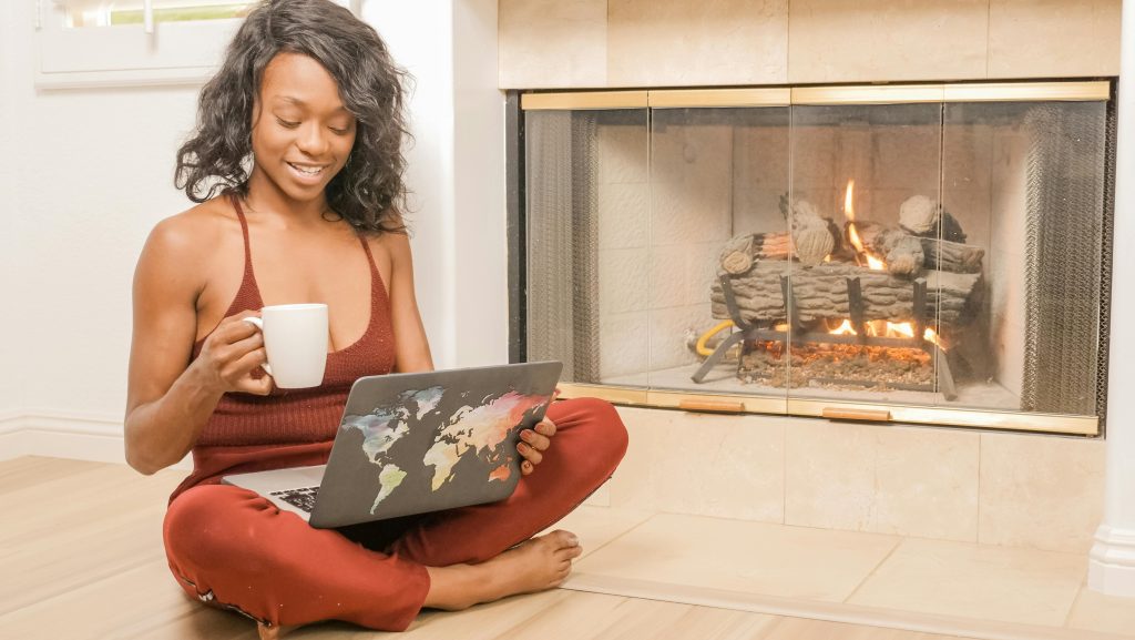 Gezellige woonkamer met moderne elektrische haard die warmte en sfeer creëert