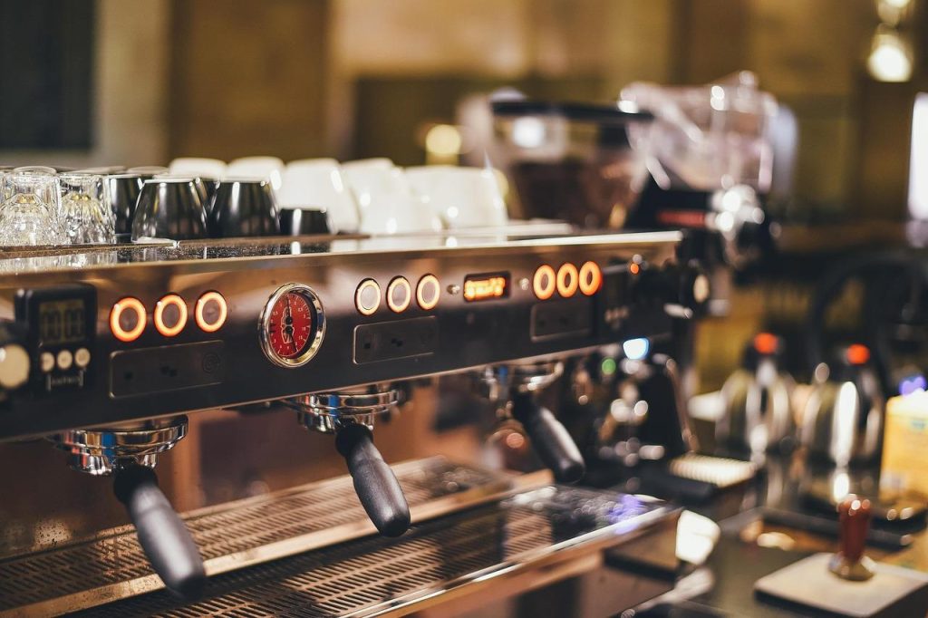 Professionele koffiemachine die goede koffiemachines demonstreert voor evenementen en bedrijfsfeesten