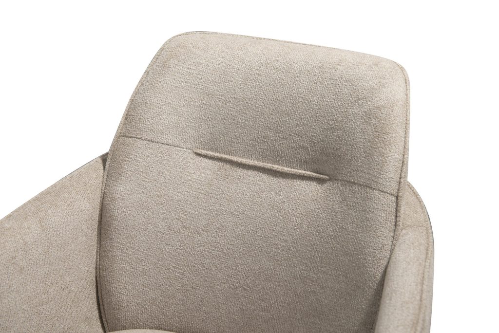 Beige eetstoel met elegante rugleuning voor comfortabel tafelen, perfect voor eettafel