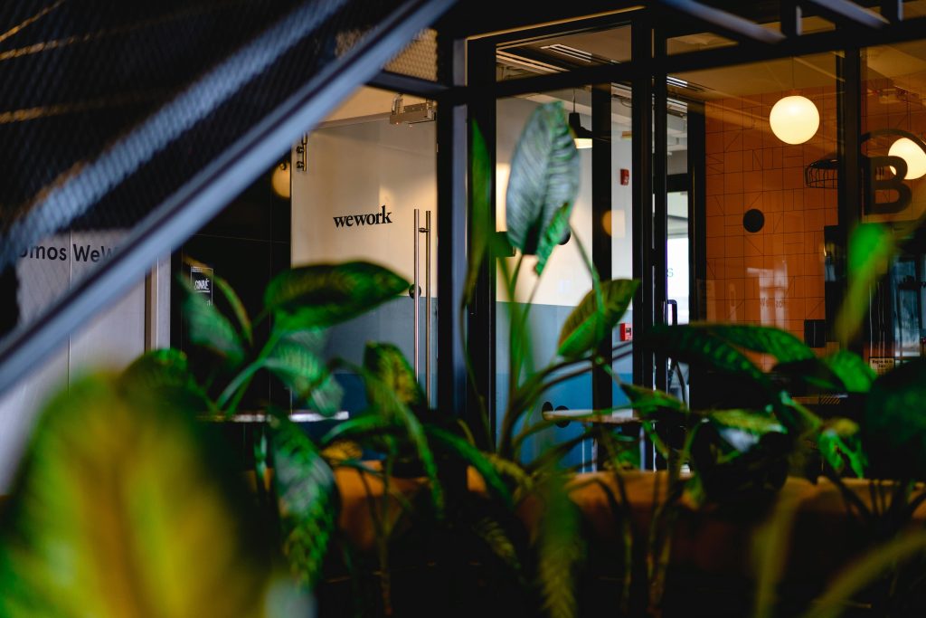 Moderne kantoorruimte met professionele projectinrichting, werkplekken en doordacht design