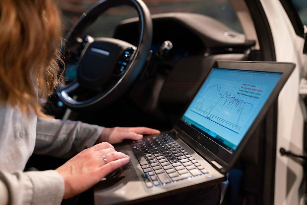 Grafische weergave van automatische rittenregistratie voor dienstauto's met voordelen zoals tijdbesparing en nauwkeurige kilo