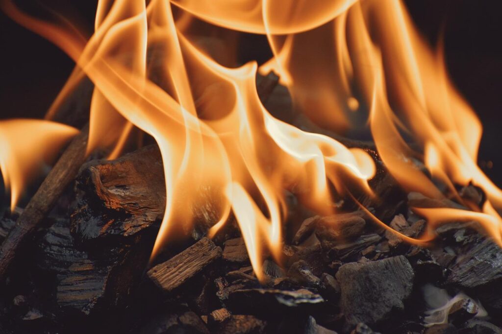 Nordic Fire pelletkachel in woonkamer met elegant design voor duurzame en zuinige verwarming